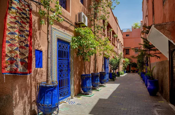 Típica Calle Estrecha Marrakech Con Alfombra Macetas Cerámica Azul Brillante — Foto de Stock