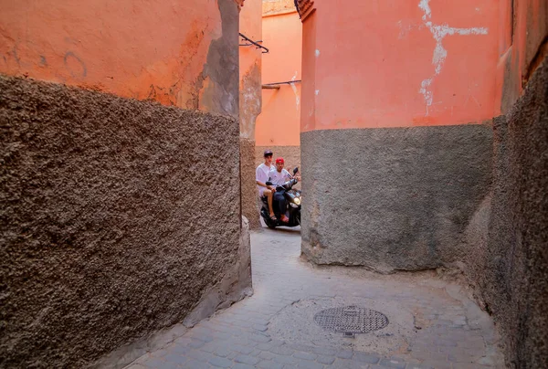 Marrakesh Marruecos Mayo 2019 Motociclistas Estrecha Calle Medina Los Scooters — Foto de Stock