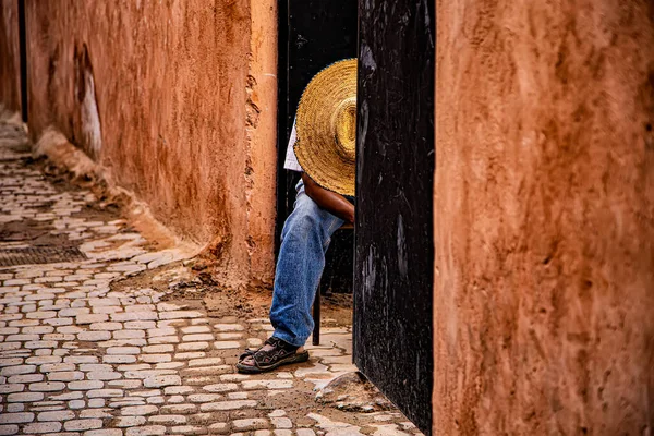Hombre Inidentificable Dormitando Con Gran Sombrero Paja Cabeza Característico Callejón — Foto de Stock