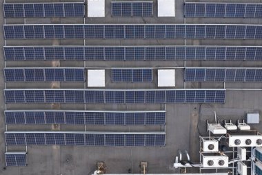 Düz binanın çatısına güneş panellerinin havadan görüntüsü yerleştirildi. - Evet. Yüksek kalite fotoğraf