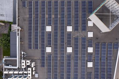 Çatıdaki güneş paneli, ticari ve fabrika inşaatı için alternatif elektrik kaynağı. Yüksek kalite fotoğraf