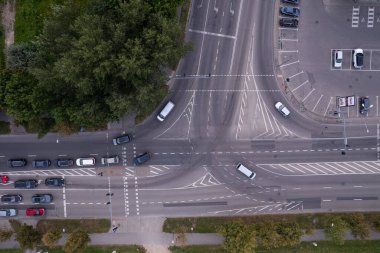 Şehir trafiğinin ve kavşakta bekleyen arabaların hava görüntüsü. - Evet. Yüksek kalite fotoğraf