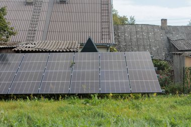 Eski kırsal evin önüne güneş panelleri monte edildi. Yüksek kalite fotoğraf