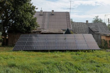 Eski kırsal evin önüne güneş panelleri monte edildi. Yüksek kalite fotoğraf