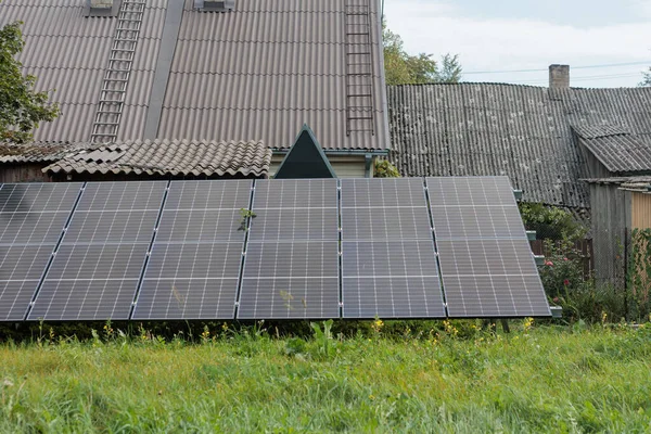 Eski kırsal evin önüne güneş panelleri monte edildi. Yüksek kalite fotoğraf