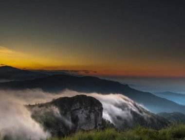 Güneşin doğuşunun ve bulutun dağda güzel bir zamanı. 