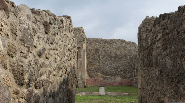 Pompei, scavi della citt ricoperta di lava nell 'eruzione del 79 d.C. Gli scavi hanno riportato alla luce intere abitazioni con suppellettili ancora intatte e splendidi affreschi