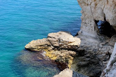 Polignano a Mare, Bari, Puglia, scogliera Picco Konsolosu kısrağı