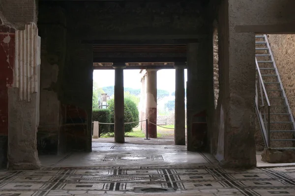 Pompei, scavi della citt ricoperta di lava nell 'eruzione del 79 d.C. Gli scavi hanno riportato alla luce intere abitazioni con suppellettili ancora intatte e splendidi affreschi