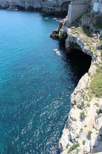 Polignano a Mare, Bari, Puglia, scogliera Picco Konsolosu kısrağı