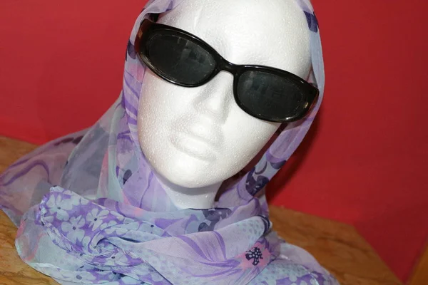 Güneş gözlüğü ve eşarplı manken kafası..