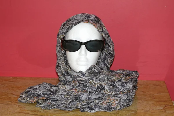 Güneş gözlüğü ve eşarplı manken kafası..