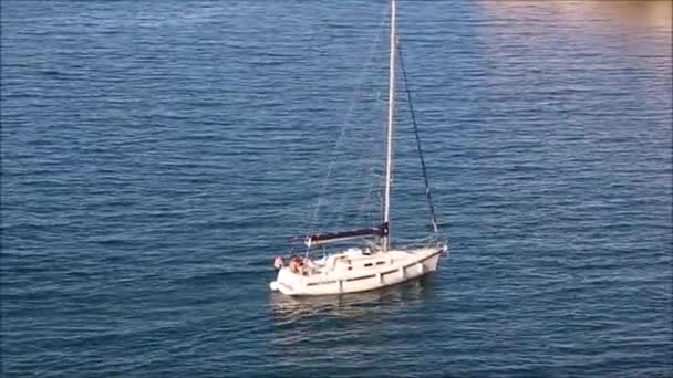 Segelbåt Seglar Ett Lugnt Hav Med Segel Sänkta — Stockvideo