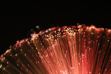 Fiber optik lamba müstehcen ışıklandırma efektleri üretir