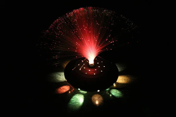 Fiber optik lamba müstehcen ışıklandırma efektleri üretir