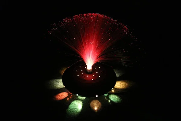 Fiber optik lamba müstehcen ışıklandırma efektleri üretir