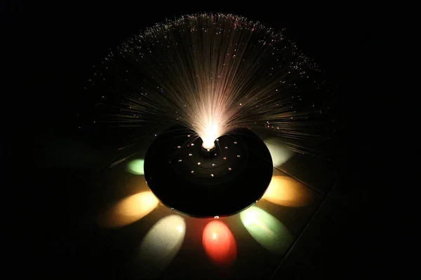 Fiber optik lamba müstehcen ışıklandırma efektleri üretir