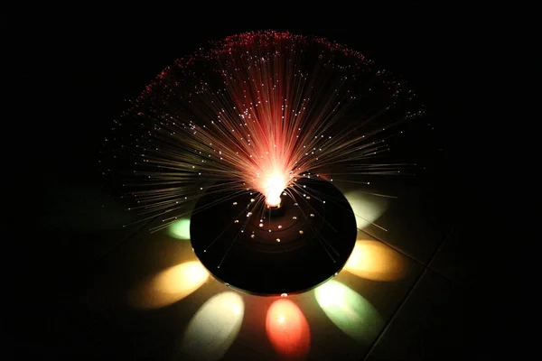 Fiber optik lamba müstehcen ışıklandırma efektleri üretir