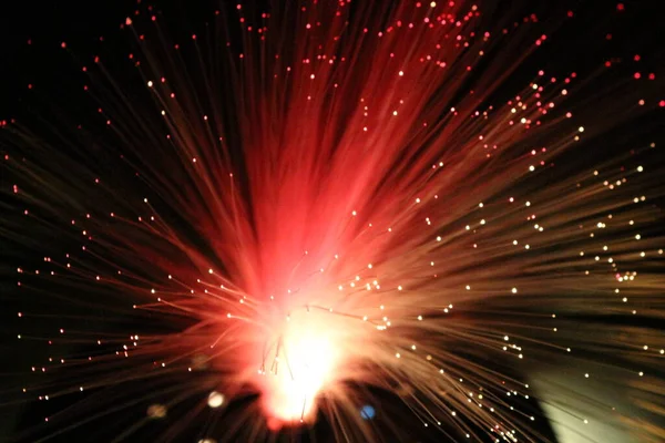 Fiber optik lamba müstehcen ışıklandırma efektleri üretir