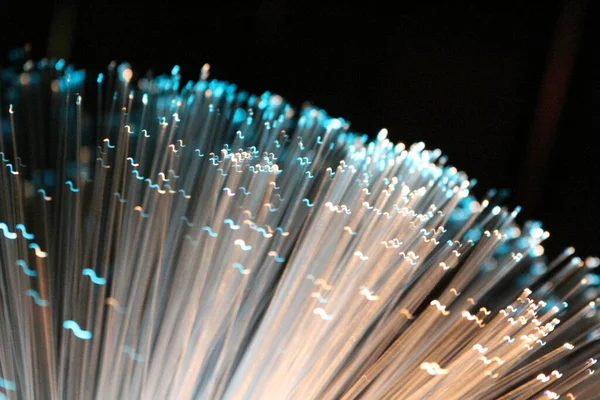 Fiber optik lamba müstehcen ışıklandırma efektleri üretir