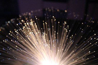 Fiber optik lamba müstehcen ışıklandırma efektleri üretir