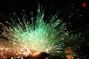 Fiber optik lamba müstehcen ışıklandırma efektleri üretir
