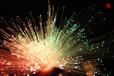 Fiber optik lamba müstehcen ışıklandırma efektleri üretir