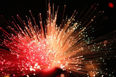 Fiber optik lamba müstehcen ışıklandırma efektleri üretir