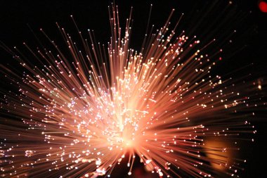 Fiber optik lamba müstehcen ışıklandırma efektleri üretir