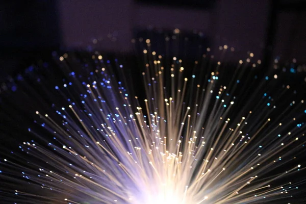 Fiber optik lamba müstehcen ışıklandırma efektleri üretir