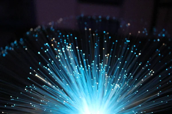 Fiber optik lamba müstehcen ışıklandırma efektleri üretir