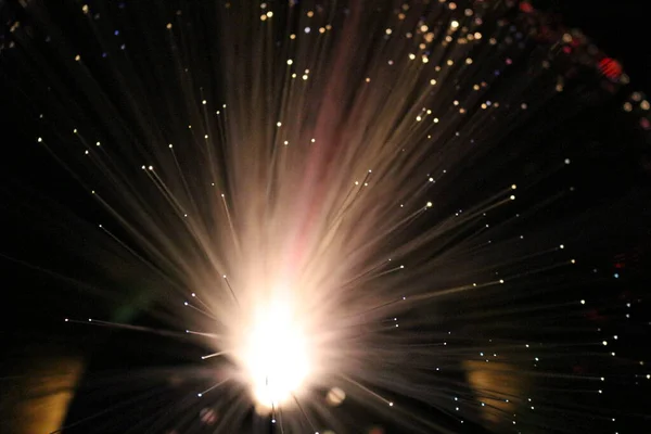 Fiber optik lamba müstehcen ışıklandırma efektleri üretir