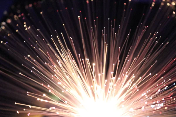 Fiber optik lamba müstehcen ışıklandırma efektleri üretir