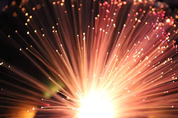 Fiber optik lamba müstehcen ışıklandırma efektleri üretir