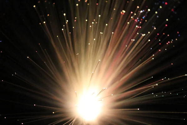 Fiber optik lamba müstehcen ışıklandırma efektleri üretir