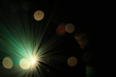 Fiber optik lamba müstehcen ışıklandırma efektleri üretir