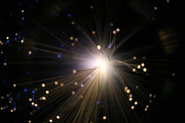 Fiber optik lamba müstehcen ışıklandırma efektleri üretir