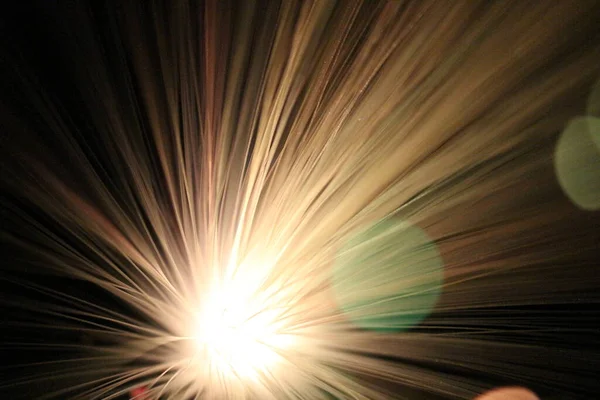 Fiber optik lamba müstehcen ışıklandırma efektleri üretir