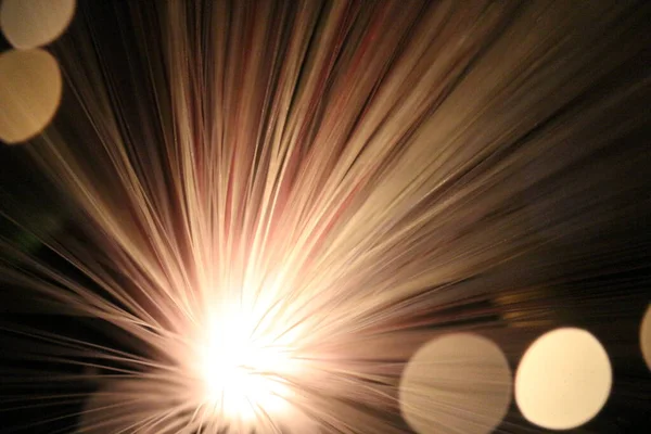 Fiber optik lamba müstehcen ışıklandırma efektleri üretir