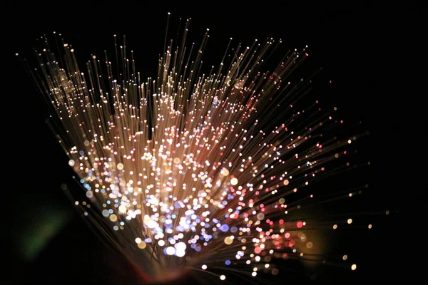 Fiber optik lamba müstehcen ışıklandırma efektleri üretir