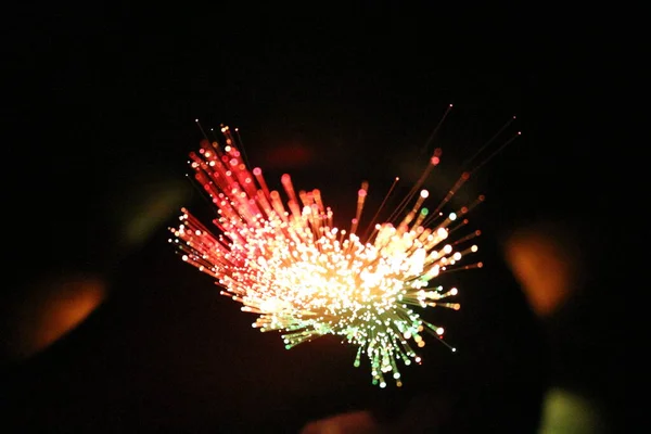 Fiber optik lamba müstehcen ışıklandırma efektleri üretir