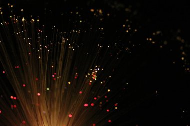 Fiber optik lamba müstehcen ışıklandırma efektleri üretir