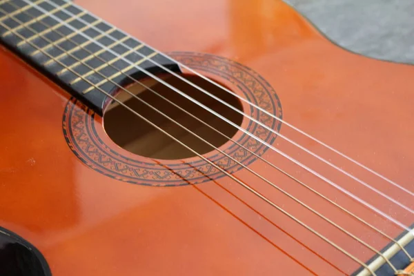 Guitarra Clásica Primer Plano Una Guitarra Primer Plano Los Detalles —  Fotos de Stock