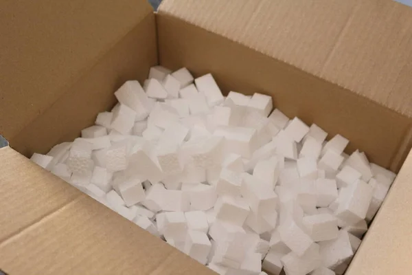 Kartong Innehållande Bitar Polystyren För Förpackning — Stockfoto