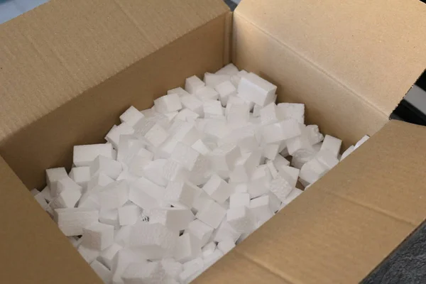 Paketleme için polistiren parçaları içeren karton kutu