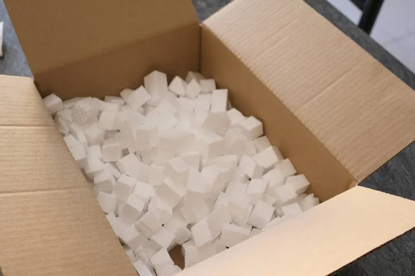 Kartonová Krabička Obsahující Kousky Polystyrenu Pro Balení — Stock fotografie