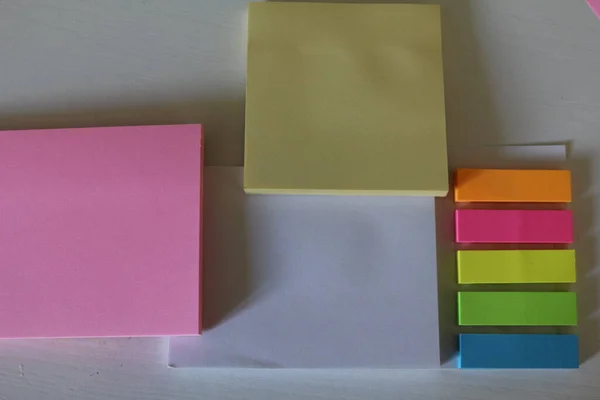 Renkli, yazısız post-it.