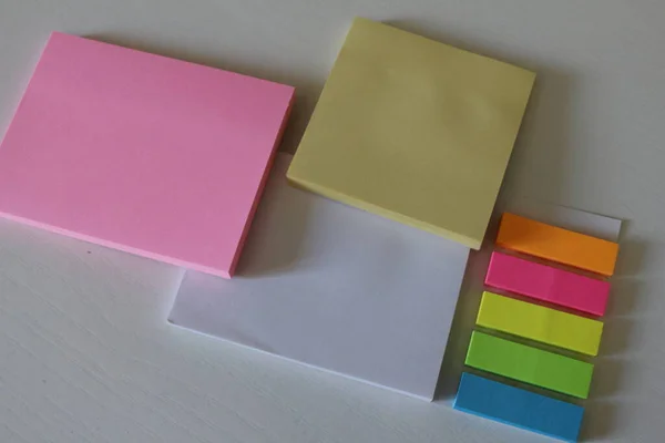 Renkli, yazısız post-it.