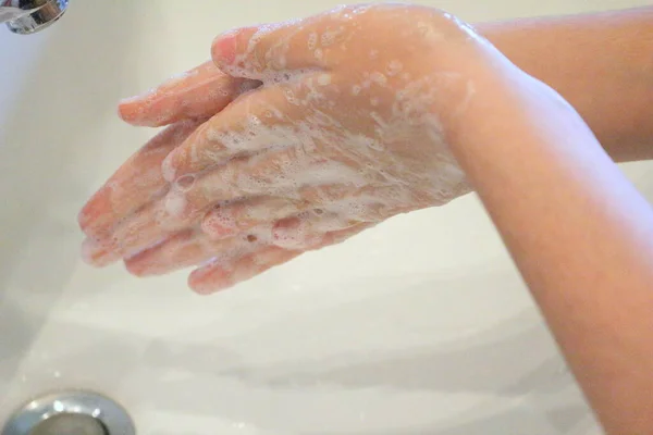 コロナウイルスを防ぐために 頻繁に水で手を洗い 石鹸を消毒し 手のひらと指をよくこする — ストック写真