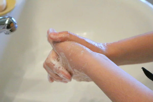 Koronavirüsü önlemek için ellerinizi sık sık suyla yıkayın ve sabun temizleyin. Avuçlarınızı ve parmaklarınızı iyice ovun.